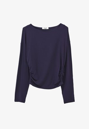 Námořnické tričko s dlouhým rukávem vyrobené z měkké tkaniny, s kulatým výstřihem a na boku nařasením, které poskytuje volný střih.