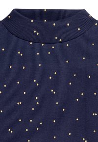 Granatowy sweter w prążki z wysokim kołnierzem i rozsianymi złotymi kropkami, wykonany z teksturowanego materiału oraz o dopasowanej sylwetce.