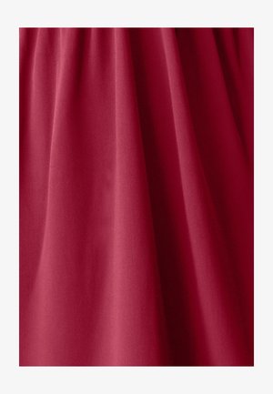 Roter Stoff mit einer glatten Textur, der einen subtilen Glanz aufweist. Das Material hat ein leicht drapiertes Aussehen und zeigt sanfte Falten und Knicke.