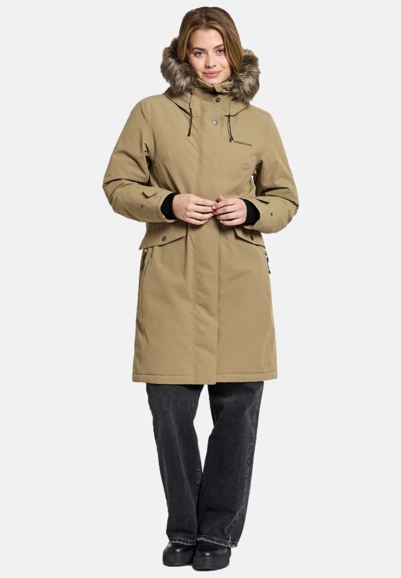 Parka beige avec capuche en fausse fourrure, fermeture éclair à l'avant, poches latérales et poignets élastiques. Comprend un cordon de serrage à la taille pour un ajustement réglable.