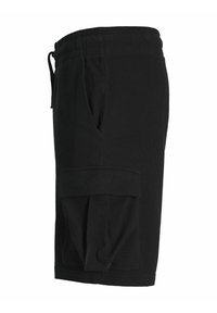 Pantalones cortos cargo negros hechos de una tela suave, con una cinturilla elástica, bolsillos laterales y un gran bolsillo cargo en el lado izquierdo.