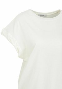Witte katoenen t-shirt met opgerolde korte mouwen en een ronde halslijn. Zachte textuur en een minimalistisch ontwerp met een merklabel zichtbaar aan de binnenkant.