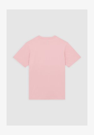 Roze katoenen T-shirt met korte mouwen, ronde halslijn, gladde textuur en een eenvoudig ontwerp; zonder afbeeldingen of patronen.