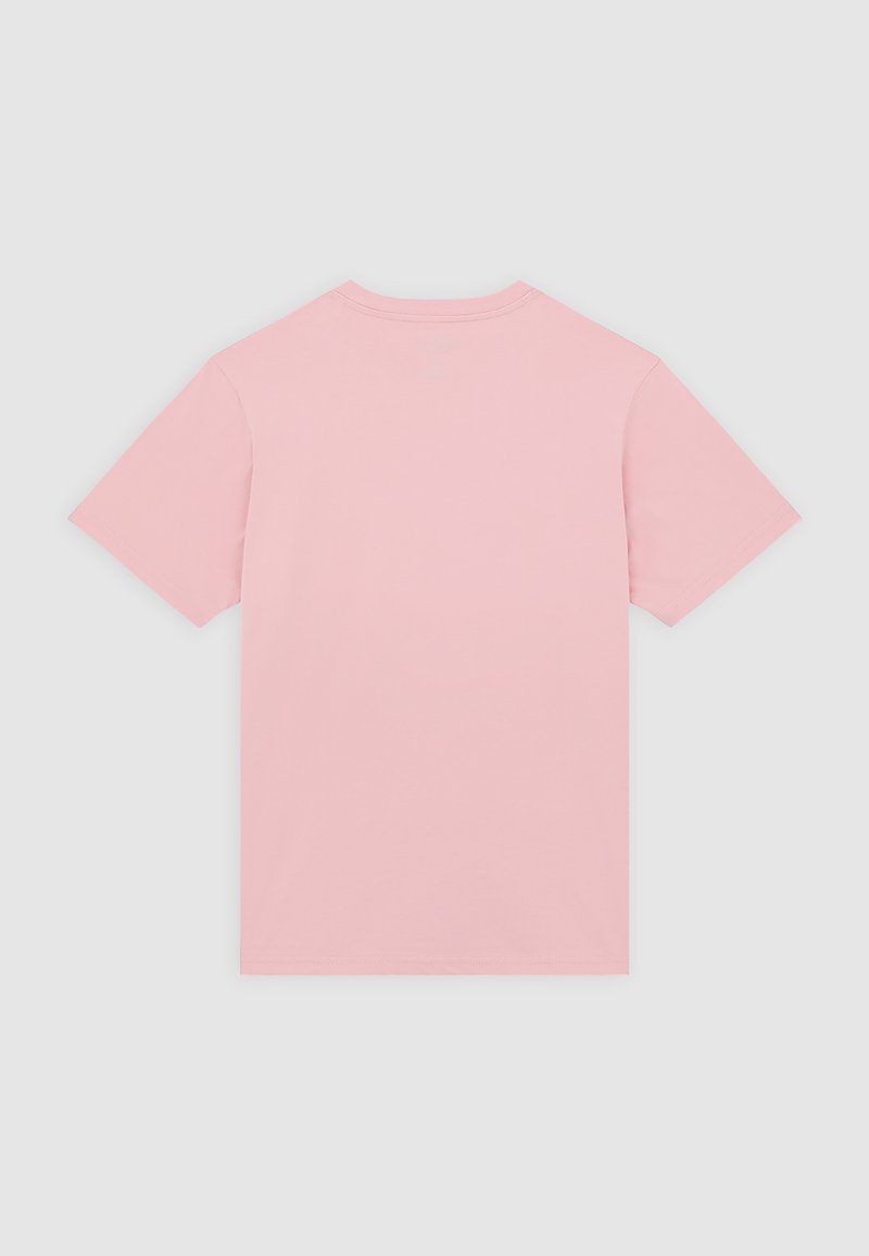 Roze katoenen T-shirt met korte mouwen, ronde halslijn, gladde textuur en een eenvoudig ontwerp; zonder afbeeldingen of patronen.