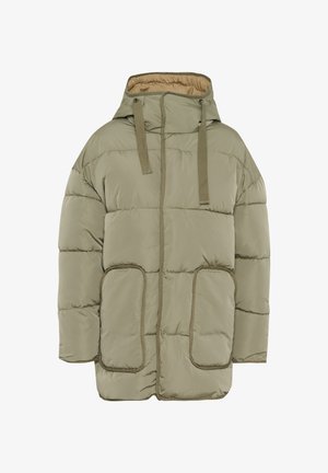 Parka imbottita in verde oliva tenue con cappuccio, foderato in beige, tasche frontali e cuciture a contrasto. Texture liscia e vestibilità oversize.