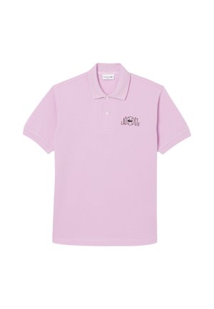 Camiseta polo de manga corta color púrpura claro con dos botones, cuello y logo negro de Lacoste en el pecho izquierdo.