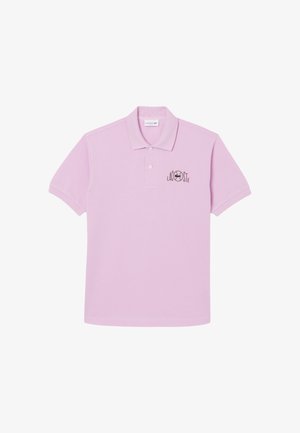 Camiseta polo de manga corta color púrpura claro con dos botones, cuello y logo negro de Lacoste en el pecho izquierdo.
