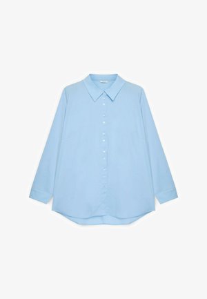Chemise à manches longues bleu clair avec col pointu et poignets classiques, présentée à plat sur un fond blanc.