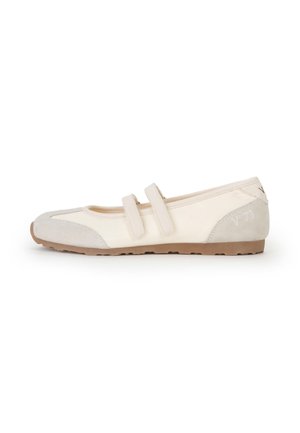 Scarpa bassa color crema con due strap in velcro, punta e tallone in camoscio e suola in gomma marrone chiaro, vista laterale.