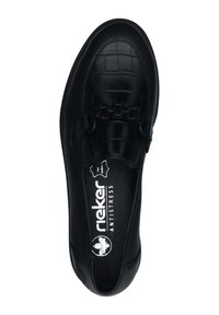 Zapato negro de piel deslizable que presenta un patrón de piel de cocodrilo en la punta, detalle trenzado en la parte delantera y una plantilla acolchada para mayor comodidad.