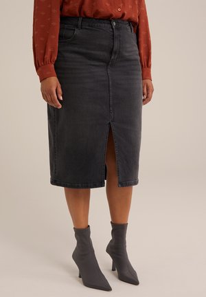 Grå denim blyantskørt med en frontslids, med en midt-længde pasform og en klassisk talje. Kombineret med mørkegrå spidse ankelstøvler.