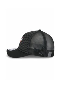 Schwarze Baseballkappe mit karierter Musterung, Netzrücken, gebogenem Schild, gestickten Akzenten und verstellbarem Riemen.