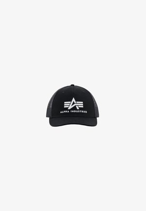 Czarna siatkowa czapka bejsbolowa z białym logo i napisem Alpha Industries, wyśrodkowanym na przednim panelu na białym tle.