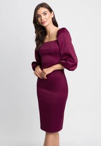 Bordowa dopasowana sukienka z bufkami, kwadratowym dekoltem i długością do kolan. Gładki materiał o subtelnym połysku, oferujący strukturalny kształt.