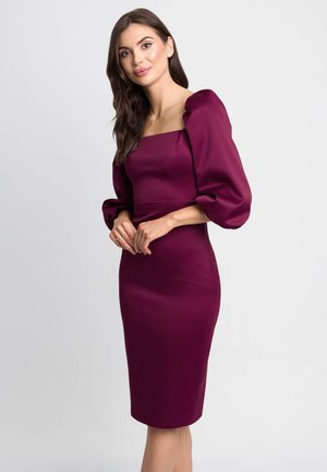 Bordowa dopasowana sukienka z bufkami, kwadratowym dekoltem i długością do kolan. Gładki materiał o subtelnym połysku, oferujący strukturalny kształt.