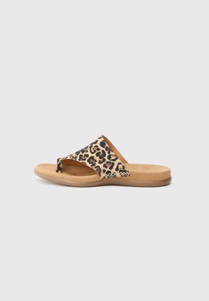 Leopardprint slipper met een zacht bruine suède voetbed, open teen ontwerp en een flexibele rubberen zool voor comfort.
