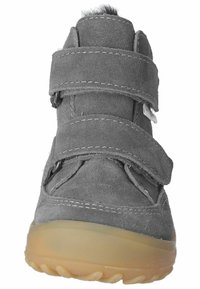 Zapato de ante gris con dos correas de velcro, punta redonda y suela de caucho texturizada color marrón claro. Destacado con detalles de costura blanca.