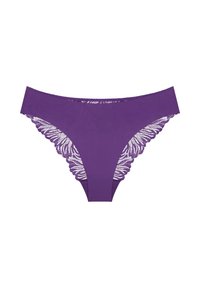 Fioletowe majtki bikini z gładkiego materiału, z koronkowym wykończeniem wzdłuż krawędzi, tworzącym falisty wzór dla dodatkowej tekstury.