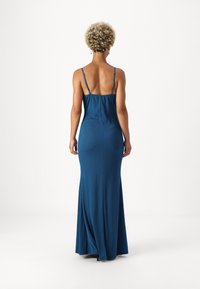 Vestido maxi azul canelado com finas alças, silhueta justa e design até ao chão. Textura de tecido suave e macio.