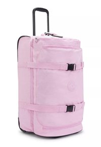 Zaino da viaggio rosa con design strutturato, cerniere, spallacci regolabili e un logo. Presenta dettagli neri e un tessuto testurizzato.