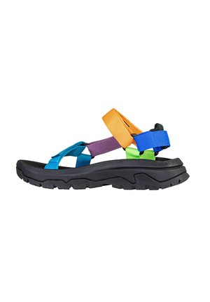 Sandalo da esterno con suola nera spessa e cinturini in tessuto regolabili nei colori blu, viola, arancione e verde.