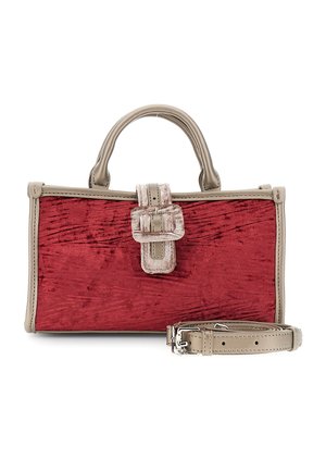 Borsa a tracolla rettangolare in velluto rosso con rifiniture in pelle taupe, manici superiori, dettaglio con fibbia frontale e tracolla in pelle taupe staccabile.