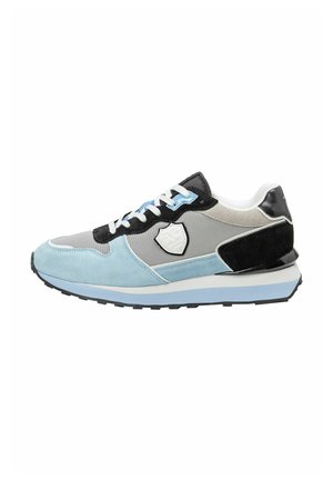 Graue und schwarze Wildledersneaker mit hellblauen Akzenten, strukturierten Mesh-Elementen und einer Gummisohle. Verfügt über ein Logodetail an der Seite.