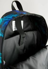 Rucksack mit schwarzem Äußeren und blauen sowie grünen wirbelnden Mustern. Das Innere besteht aus schwarzem Stoff und hat ein Hauptfach sowie ein Etikett für persönliche Informationen.