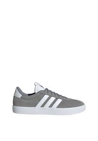 Zapatillas de ante gris con acentos blancos. Presentan tres rayas blancas en el costado, un collar acolchado y una suela de goma blanca.