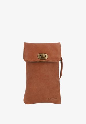 Braune Ledertasche mit Klappenverschluss, Messingbeschlägen und glatter Textur. Verfügt über einen seitlichen Griff für einfaches Tragen.