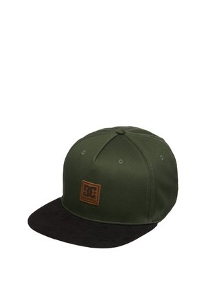 Donkergroene snapback pet met een zwarte platte klep en een bruine leren patch met logo op het voorpaneel.