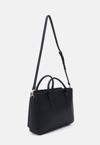 Bolso de mano sintético negro con dobles asas cortas y una correa larga desmontable. Presenta un diseño estructurado, textura suave y acentos de hardware mínimos.
