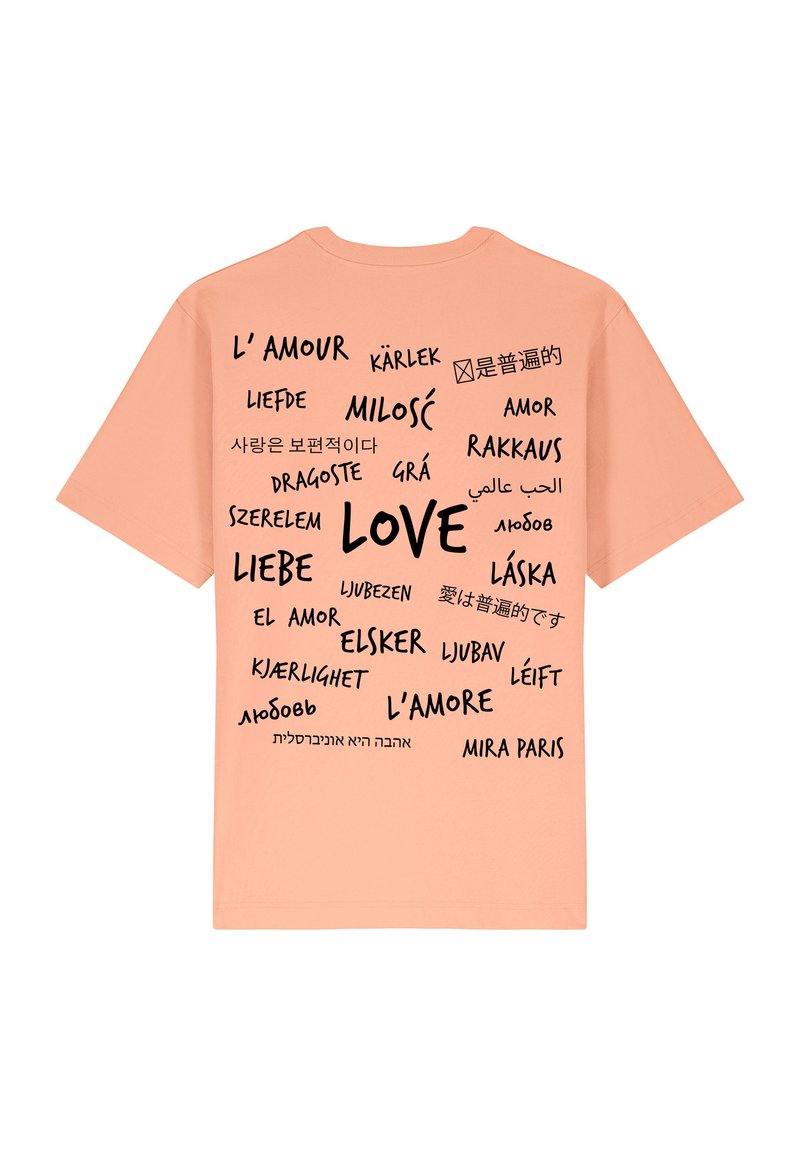 T-shirt de couleur pêche avec le mot "AMOUR" en lettres noires en gras, entouré de traductions en différentes langues. À manches courtes et décontracté.
