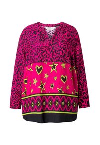Felroze lange mouwen shirt met zwart luipaardprint, gele en zwarte sterren en harten, en een geometrisch patroon aan de onderkant.
