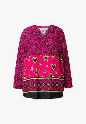 Jasnoróżowa koszula z długim rękawem w czarno-leopardzi wzór, z żółtymi i czarnymi gwiazdkami i sercami oraz geometrycznym wykończeniem.