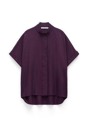 Luźna bluzka o krótkim rękawie w kolorze śliwkowym, z ukrytym listwą guzikową, stójką i zakrzywionym dołem.