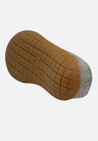 Grå filt-slipper med en brun gummisål, der har et struktureret grebmønster og en rund form. Sangen har et præg af et logo.