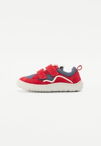 Røde og marineblå sneakers med nettingoverdel, suedetrae, to borrelåsremmer, hvit såle og bakre trekkfane for enkel påkledning.