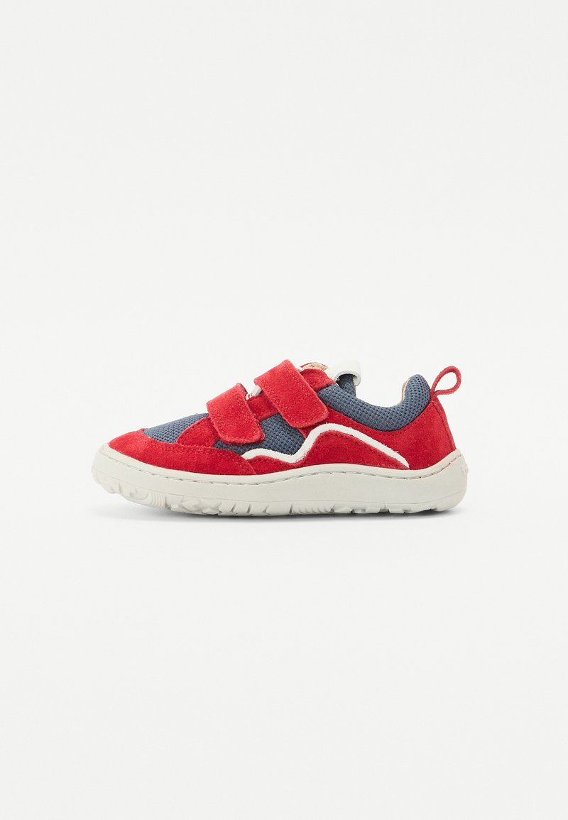 Røde og marineblå sneakers med nettingoverdel, suedetrae, to borrelåsremmer, hvit såle og bakre trekkfane for enkel påkledning.