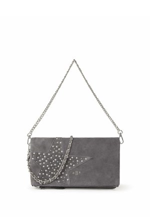 Pochette en daim gris avec une sangle chaîne argentée, arborant un grand motif étoile orné de perles argentées et un petit détail lettre B.