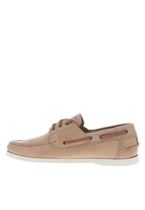 Chaussure bateau en cuir marron clair avec surpiqûres moc toe, laçage à l'avant, détail de laçage sur le côté et semelle en caoutchouc blanche.