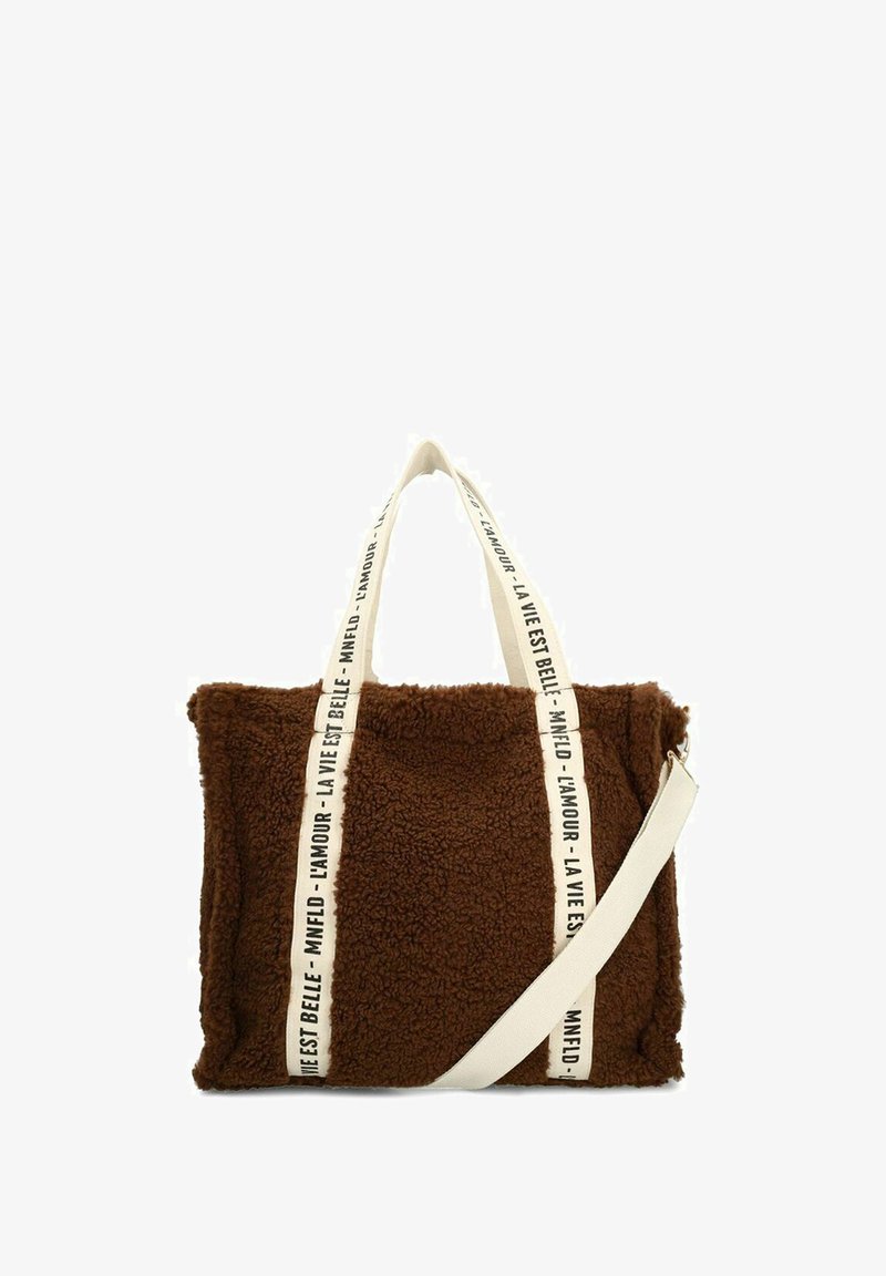 Bruine nepbont totebag met crèmekleurige handvatten en bedrukte tekst. Zachte textuur, rechthoekige vorm en verstelbare schouderband.