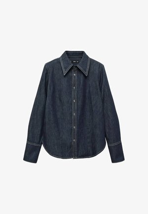 Camisa de botones de denim oscuro con cuello puntiagudo, mangas largas y costuras blancas visibles. Presenta un dobladillo curvado y un corte clásico.
