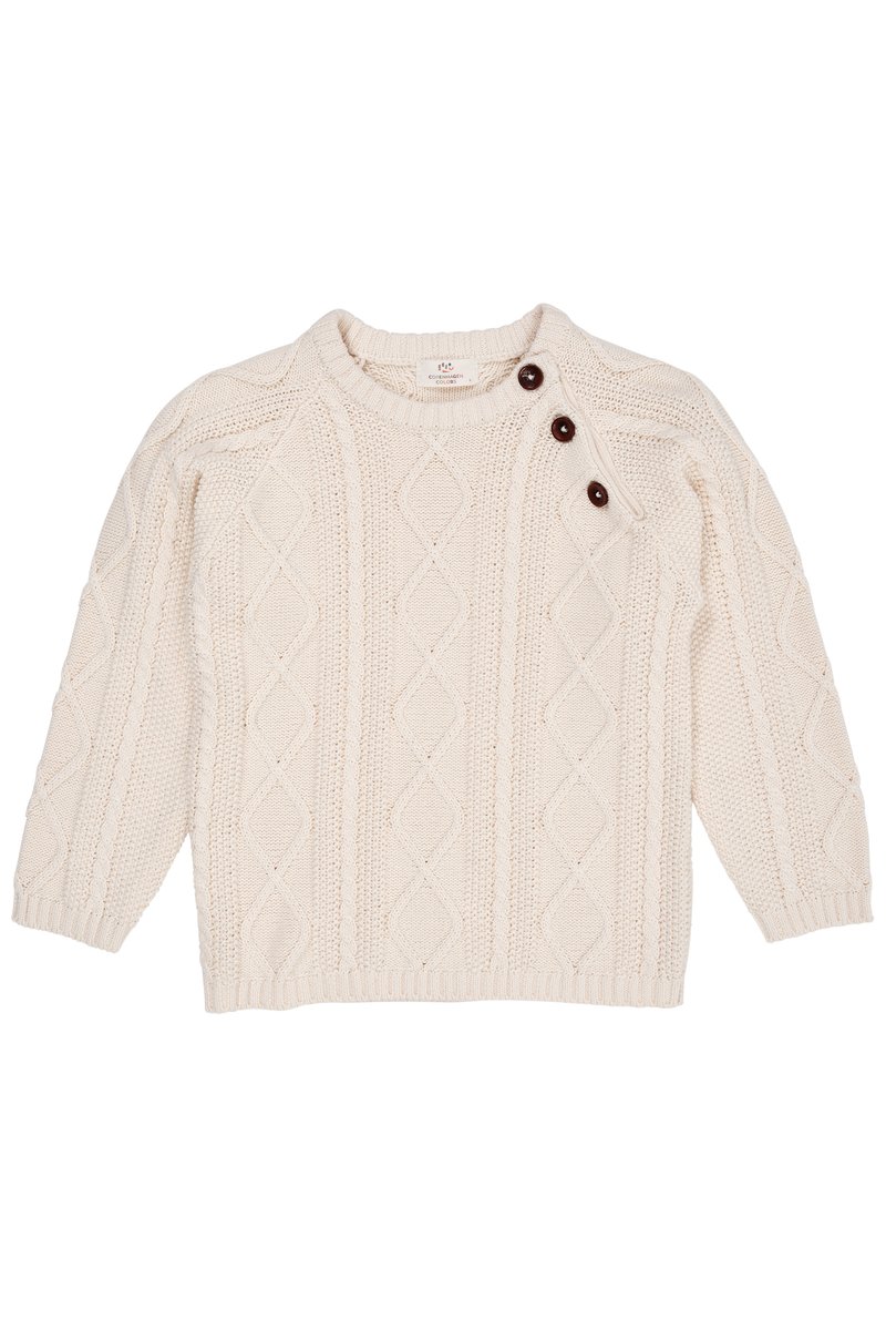 Suéter de punto beige claro con un patrón de trenzas, cuello redondo, tres botones en el hombro y puños y dobladillo acanalados.