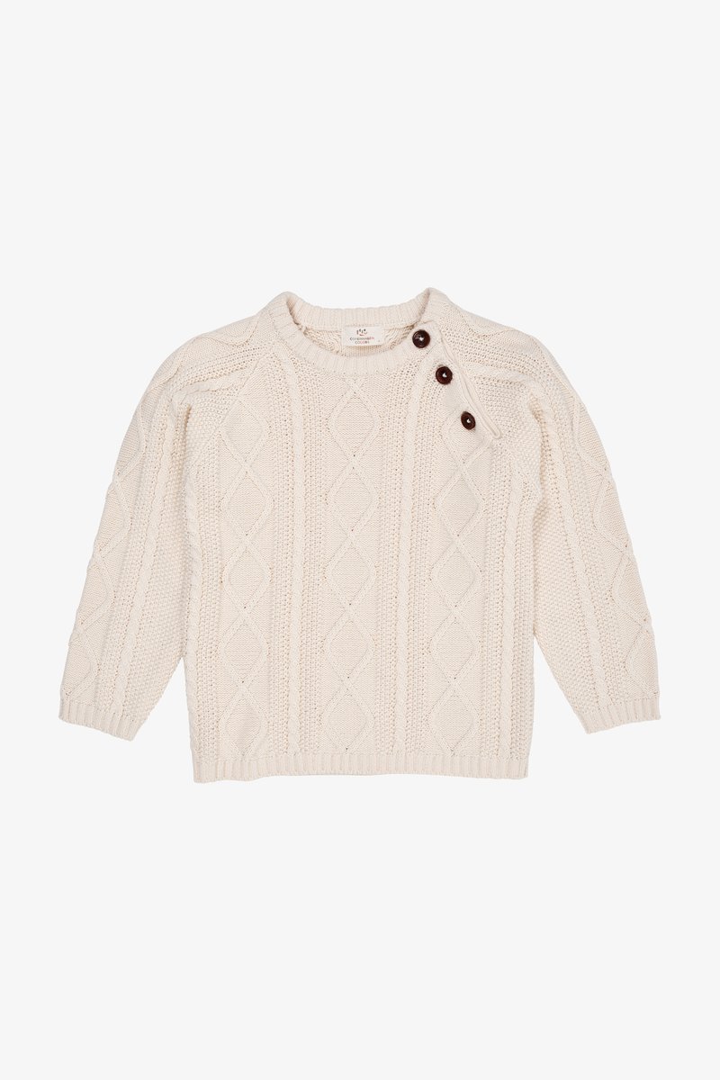 Suéter de punto beige claro con un patrón de trenzas, cuello redondo, tres botones en el hombro y puños y dobladillo acanalados.