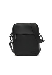 Borsa a tracolla nera compatta con tasca anteriore con zip, cinturino regolabile e design minimalista su uno sfondo bianco.