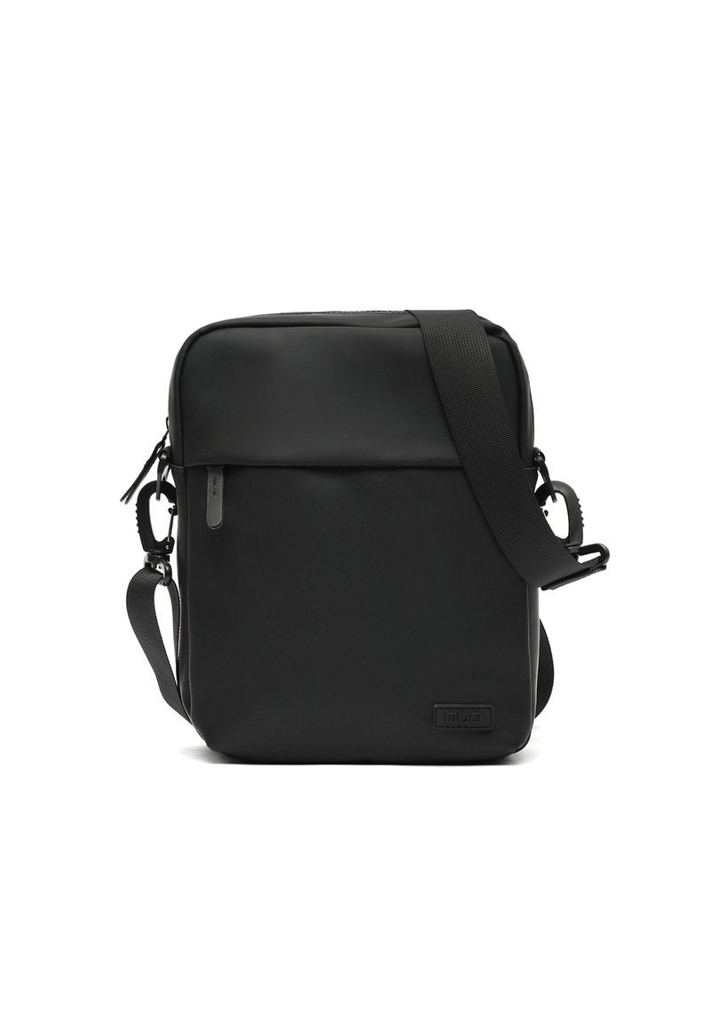 Borsa a tracolla nera compatta con tasca anteriore con zip, cinturino regolabile e design minimalista su uno sfondo bianco.