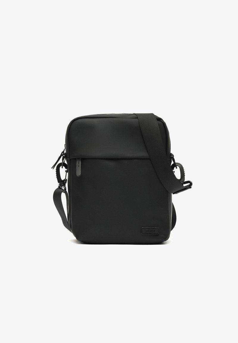 Borsa a tracolla nera compatta con tasca anteriore con zip, cinturino regolabile e design minimalista su uno sfondo bianco.