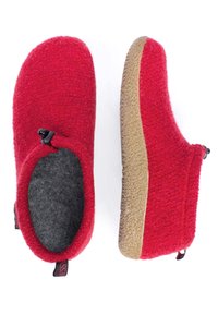 Chaussons en feutre rouge avec un intérieur doux, des semelles en caoutchouc texturé et des attaches latérales. Forme arrondie et hauteur courte, adaptés pour un usage intérieur.