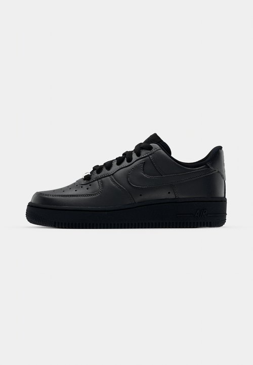 Černé tenisky Nike Air Force 1 s hladkým koženým svrškem, perforovanou špičkou pro prodyšnost, černými tkaničkami a texturovanou gumovou podešví.